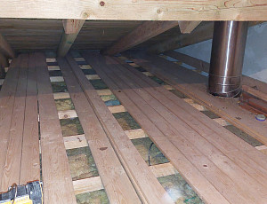 Zateplení trámového stropu rodinného domu pomocí foukané izolace